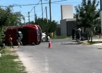 Volcó una camioneta tras un fuerte choque entre dos vehículos: seis personas involucradas