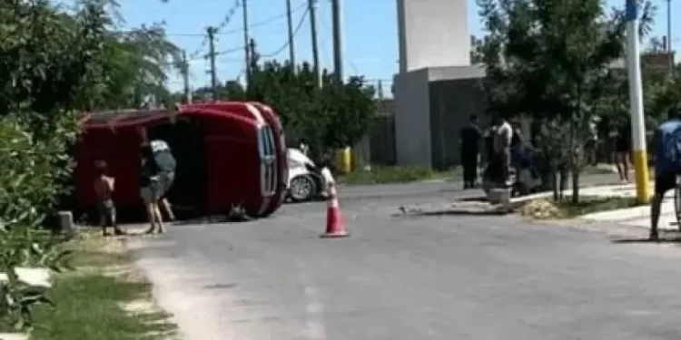 Volcó una camioneta tras un fuerte choque entre dos vehículos: seis personas involucradas