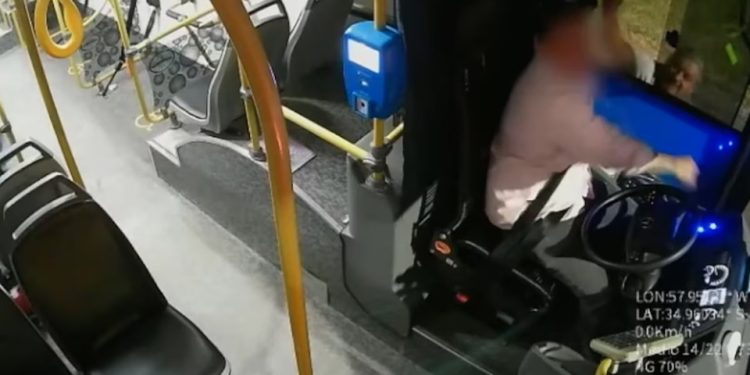 Se peleó con un colectivero, se confundió y le rompió el tabique a otro chofer