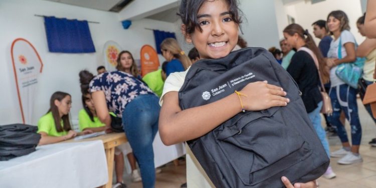 Más de 2.100 kits escolares fueron entregados en Albardón, Angaco y San Martín