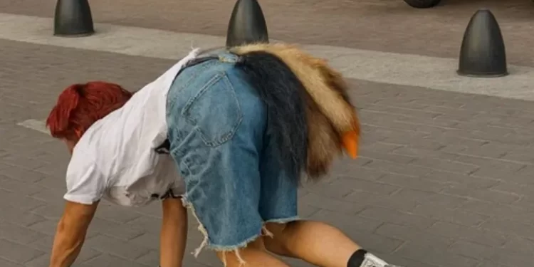 Una adolescente “therian” fue demorada por atacar a mordidas