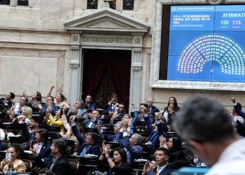 Con apoyos clave de algunas provincias, el Gobierno aprobó la reforma laboral en Diputados