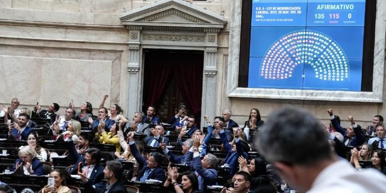 Con apoyos clave de algunas provincias, el Gobierno aprobó la reforma laboral en Diputados