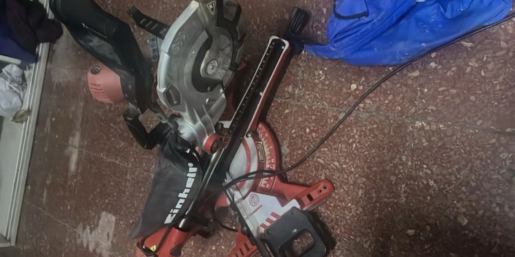 Detuvieron a dos hombres por el robo de una sierra ingletadora en una vivienda