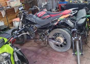 Cayeron cuando intentaban venderla: recuperan moto robada y herramientas de un taller
