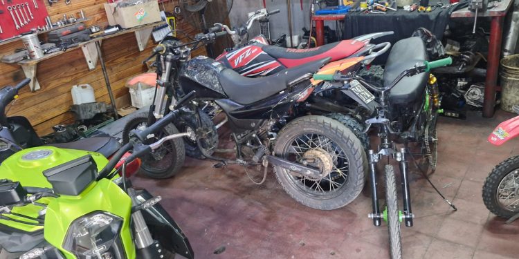 Cayeron cuando intentaban venderla: recuperan moto robada y herramientas de un taller