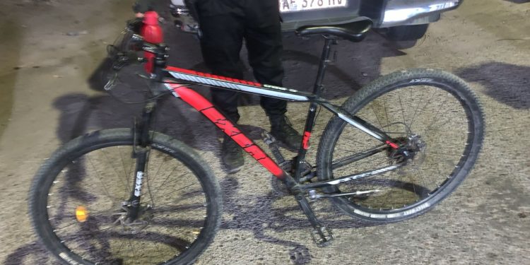 Lo vieron llevándose la bicicleta y terminó detenido en plena calle en Rawson