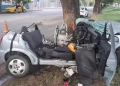 Tragedia: chocaron contra un árbol, el auto se desintegró y hay dos muertos
