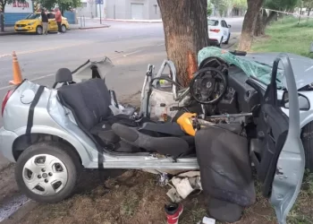 Tragedia: chocaron contra un árbol, el auto se desintegró y hay dos muertos