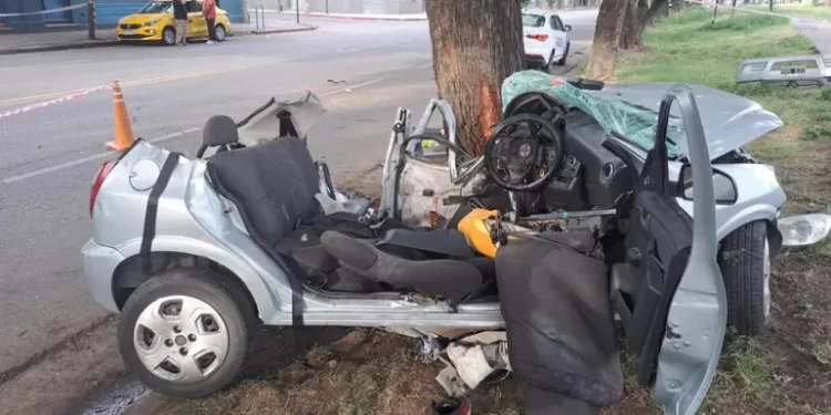 Tragedia: chocaron contra un árbol, el auto se desintegró y hay dos muertos