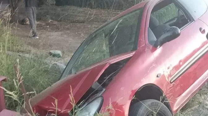 Susto en 25 de Mayo: un vehículo terminó dentro de un zanjón en Ruta 183