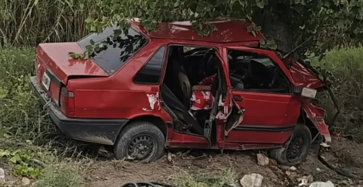 Dolor: un joven de 32 años chocó en su auto con un árbol y murió en el acto