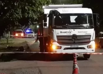 Murió un motociclista tras un choque fatal con un camión recolector en Rivadavia