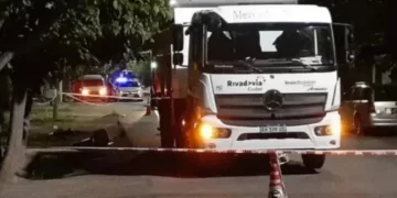 Murió un motociclista tras un choque fatal con un camión recolector en Rivadavia
