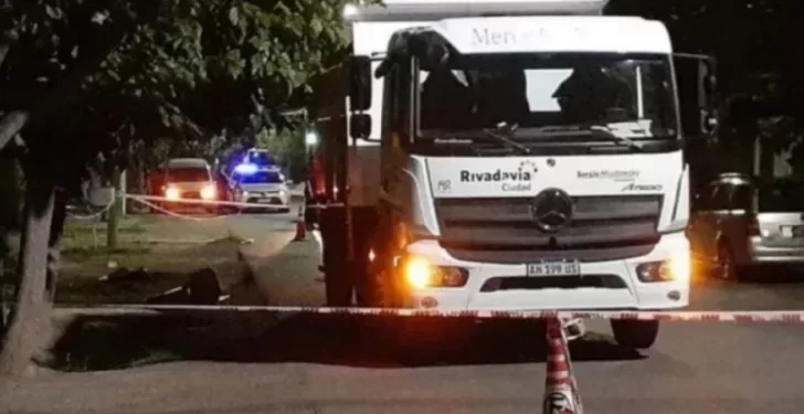 Murió un motociclista tras un choque fatal con un camión recolector en Rivadavia