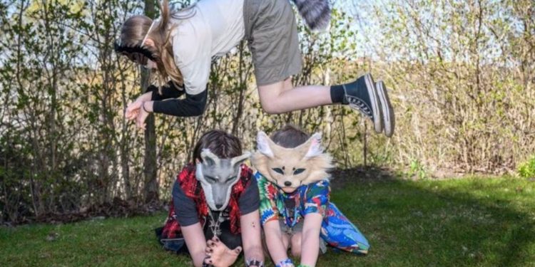 Denuncian que un “therian” mordió a una joven a la salida de la escuela