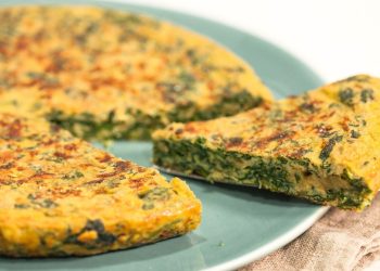 Tortilla de espinacas y zucchini: la receta saludable, fácil y económica