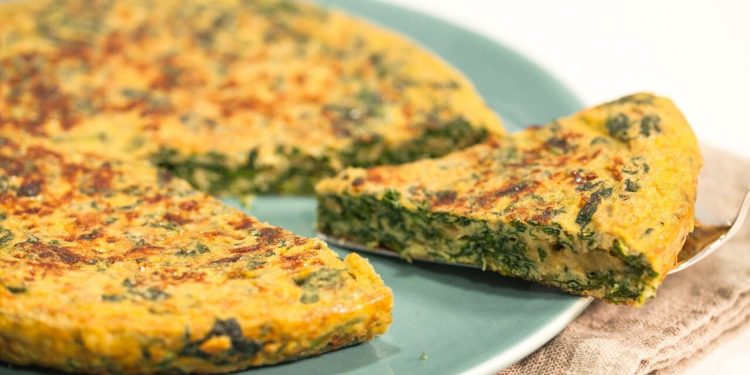 Tortilla de espinacas y zucchini: la receta saludable, fácil y económica