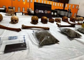 Hallan cráneos humanos con símbolos religiosos en un operativo antidroga
