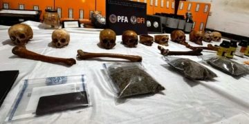 Hallan cráneos humanos con símbolos religiosos en un operativo antidroga