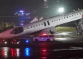 Impactante accidente en Nueva York: un avión chocó con un camión de bomberos y dejó dos muertos