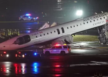 Impactante accidente en Nueva York: un avión chocó con un camión de bomberos y dejó dos muertos
