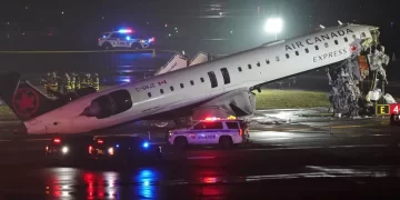 Impactante accidente en Nueva York: un avión chocó con un camión de bomberos y dejó dos muertos