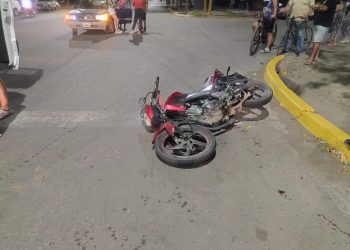 Grave choque en Caucete: motociclista sufrió fractura expuesta tras impactar contra un auto