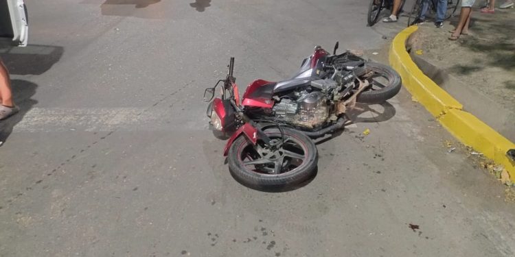 Grave choque en Caucete: motociclista sufrió fractura expuesta tras impactar contra un auto