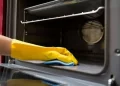 Vinagre en el horno apagado: el truco casero que elimina grasa y malos olores