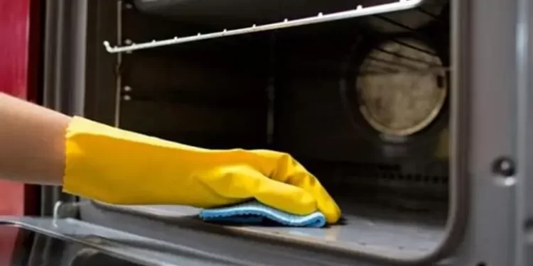 Vinagre en el horno apagado: el truco casero que elimina grasa y malos olores
