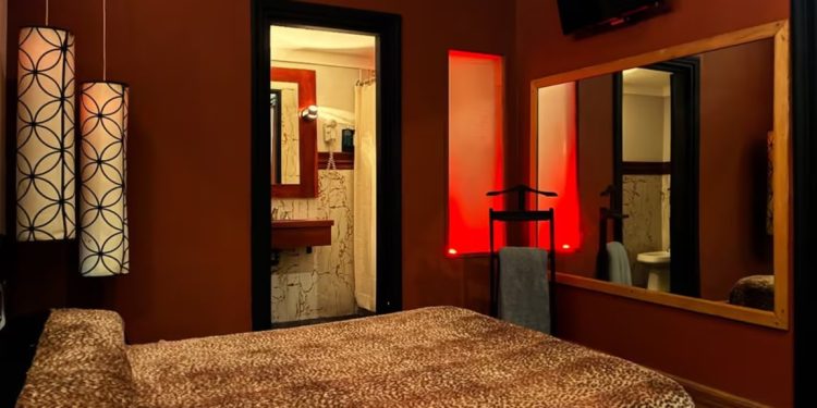 Hallaron a un hombre con un tiro en la nuca dentro de un hotel alojamiento