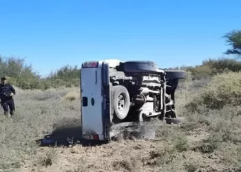 Angaco en shock: una Ford Ranger volcó y uno de los ocupantes salió despedido