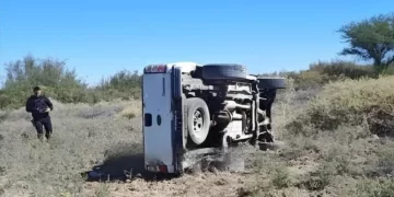 Angaco en shock: una Ford Ranger volcó y uno de los ocupantes salió despedido