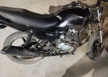 Escaparon al ver a la Policía y abandonaron una moto robada en plena calle