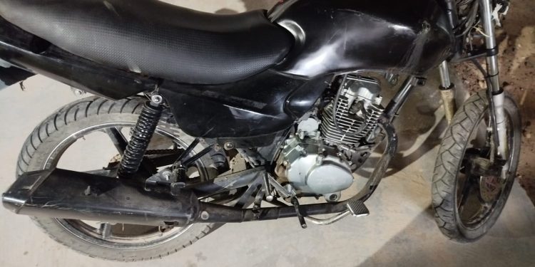 Escaparon al ver a la Policía y abandonaron una moto robada en plena calle