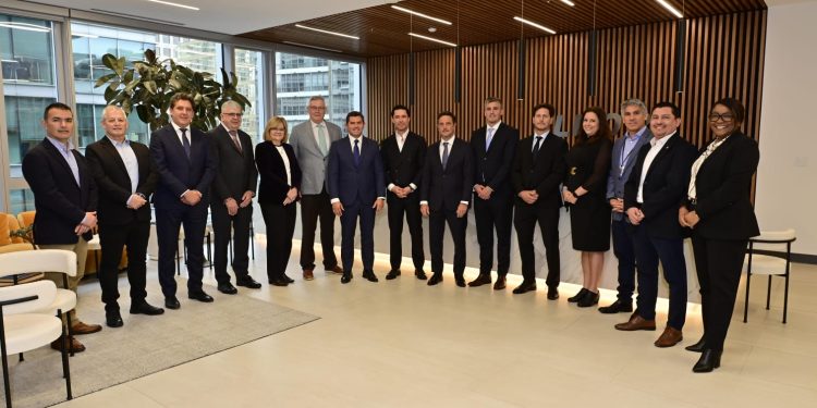 Marcelo Orrego se reunió en Vancouver con autoridades de Fluor y conoció el modelo 3D del proyecto minero Vicuña