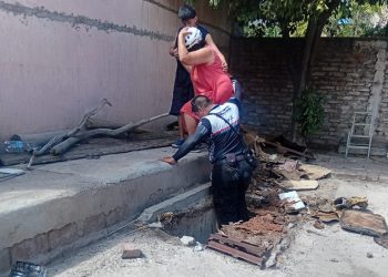 Una mujer cayó a un antiguo sótano en Capital y fue rescatada por personal policial