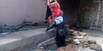 Una mujer cayó a un antiguo sótano en Capital y fue rescatada por personal policial