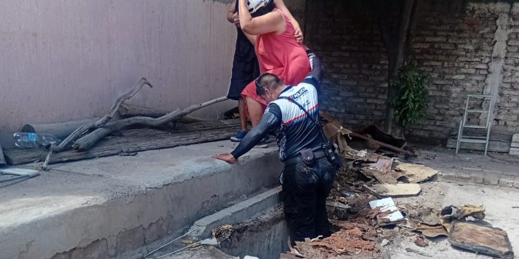 Una mujer cayó a un antiguo sótano en Capital y fue rescatada por personal policial