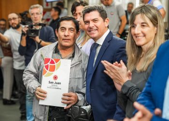 Orrego entregó actas que dan seguridad legal sobre la vivienda de familias de siete departamentos