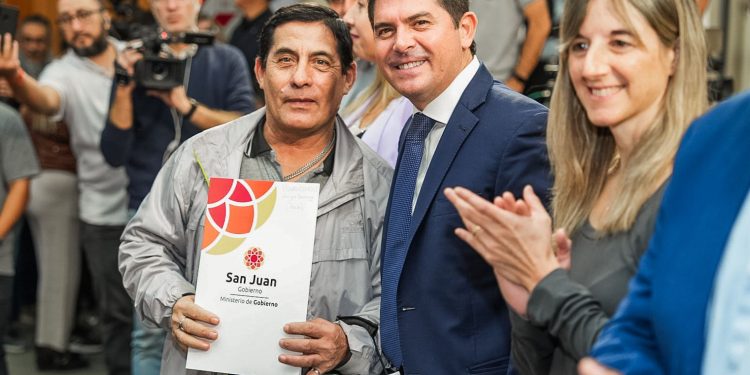 Orrego entregó actas que dan seguridad legal sobre la vivienda de familias de siete departamentos