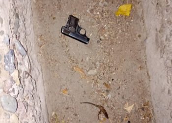 Encontraron un arma de fuego en una cuneta