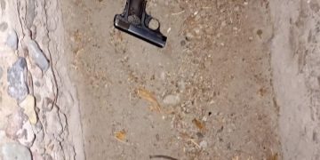 Encontraron un arma de fuego en una cuneta