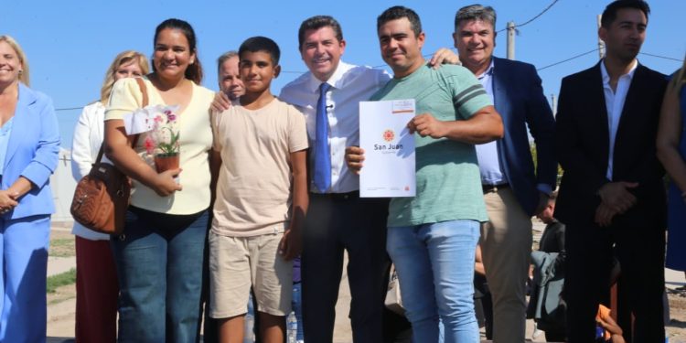 Histórico: el gobernador entregó sables de mando a la Plana Mayor de la Policía de San Juan y reforzó el compromiso con la seguridad pública