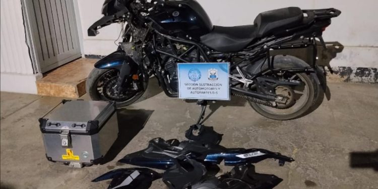Recuperan motocicleta robada en Chimbas: estaba siendo desmantelada en un descampado
