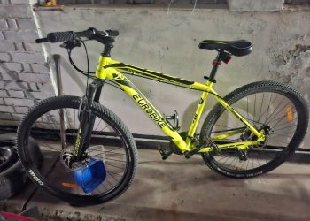 Detienen a dos jóvenes por robo con escalamiento en Rawson: recuperan bicicleta y suman cargos por daños