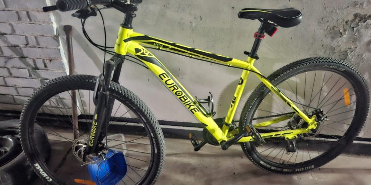 Detienen a dos jóvenes por robo con escalamiento en Rawson: recuperan bicicleta y suman cargos por daños