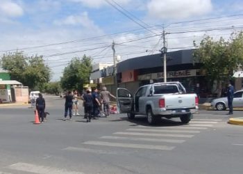Caucete: mujer y sus dos hijas chocaron contra una Amarok en pleno cruce peligroso