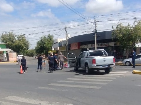 Caucete: mujer y sus dos hijas chocaron contra una Amarok en pleno cruce peligroso